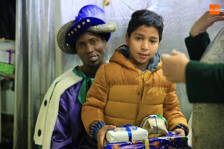 Foto 8 - Sus Majestades de Oriente llegan cargados de regalos al Barrio Vidal