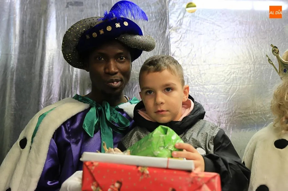 Foto 6 - Sus Majestades de Oriente llegan cargados de regalos al Barrio Vidal