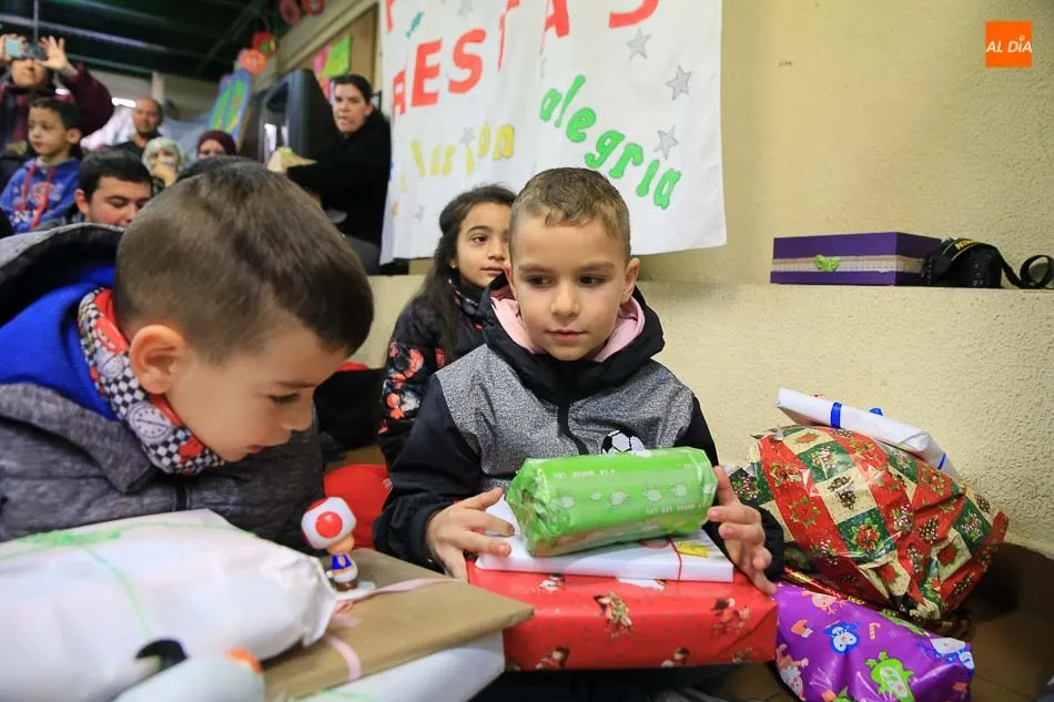 Foto 5 - Sus Majestades de Oriente llegan cargados de regalos al Barrio Vidal