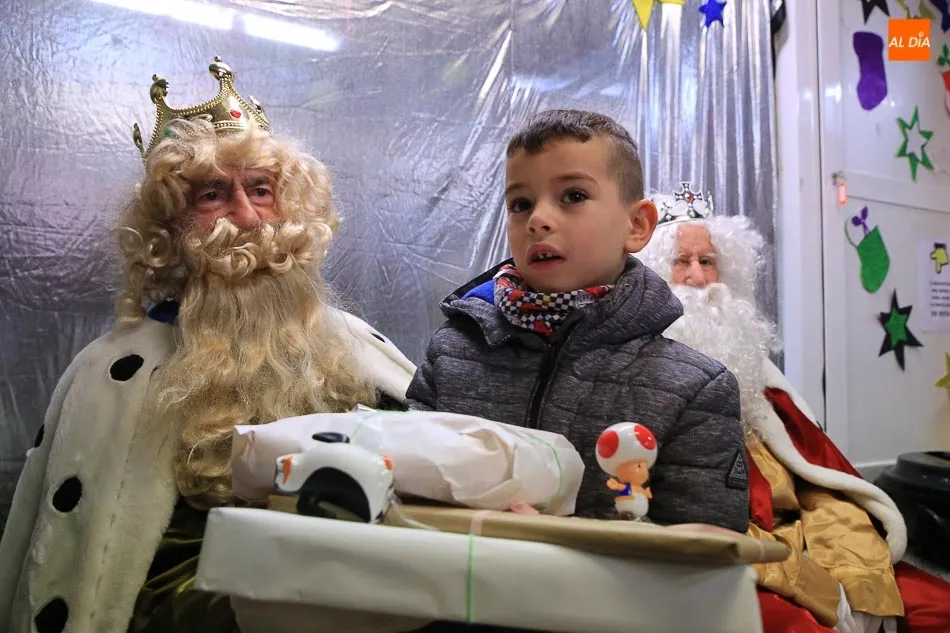 Foto 4 - Sus Majestades de Oriente llegan cargados de regalos al Barrio Vidal