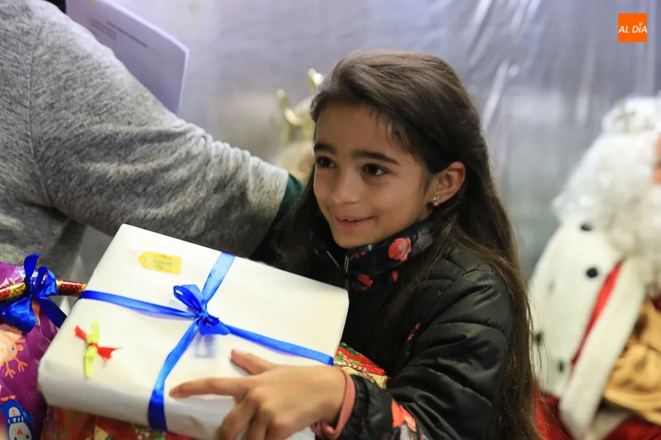 Foto 3 - Sus Majestades de Oriente llegan cargados de regalos al Barrio Vidal