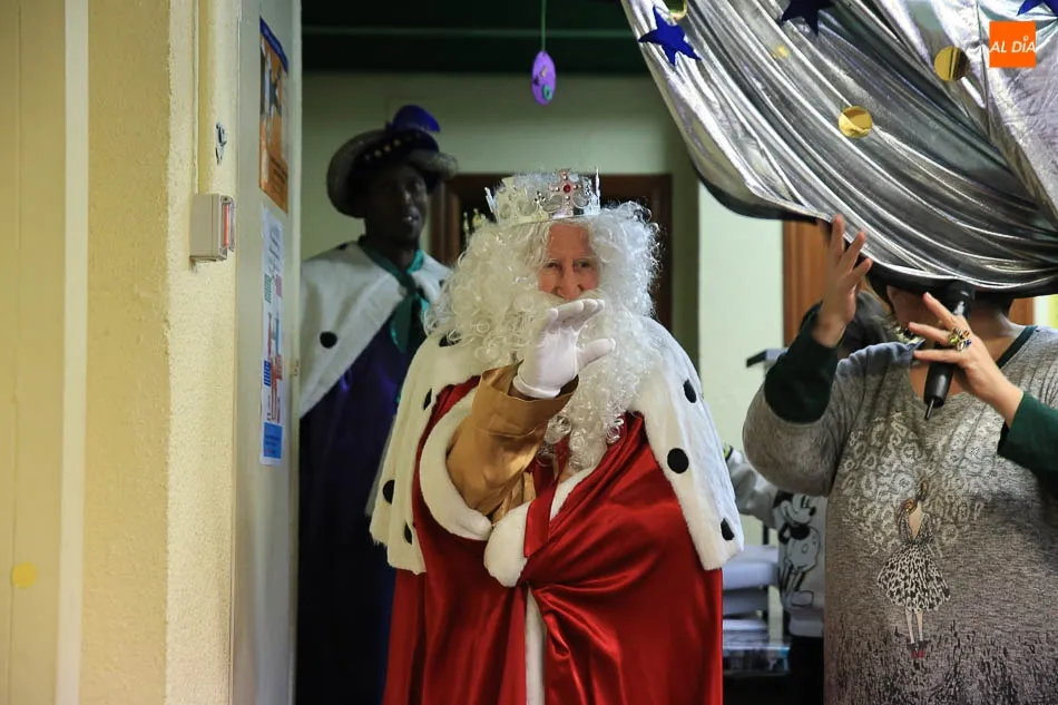 Foto 2 - Sus Majestades de Oriente llegan cargados de regalos al Barrio Vidal