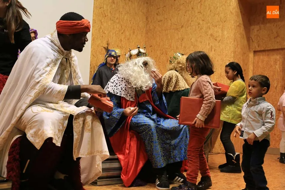 Foto 11 - Los Reyes Magos entregan regalos y juguetes a los ni&ntilde;os de YMCA