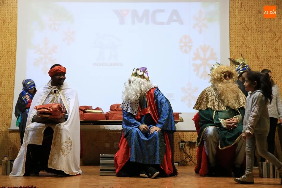 Foto 9 - Los Reyes Magos entregan regalos y juguetes a los ni&ntilde;os de YMCA