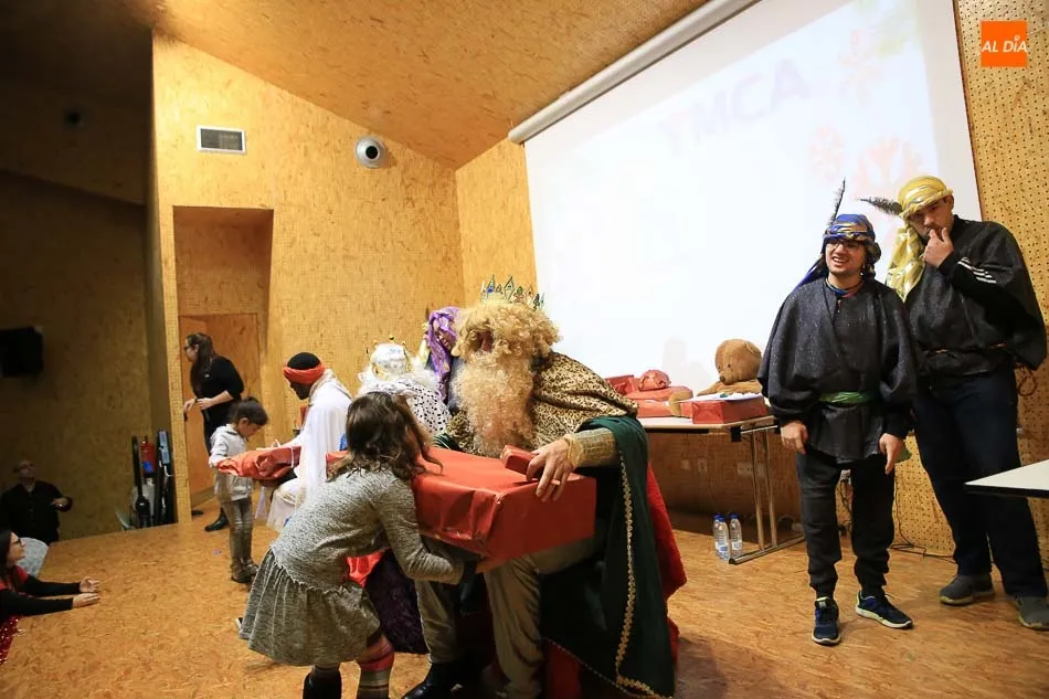 Foto 8 - Los Reyes Magos entregan regalos y juguetes a los ni&ntilde;os de YMCA