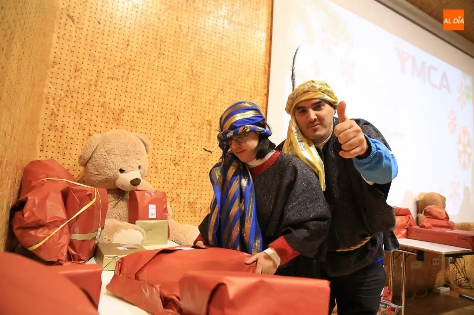 Foto 7 - Los Reyes Magos entregan regalos y juguetes a los ni&ntilde;os de YMCA