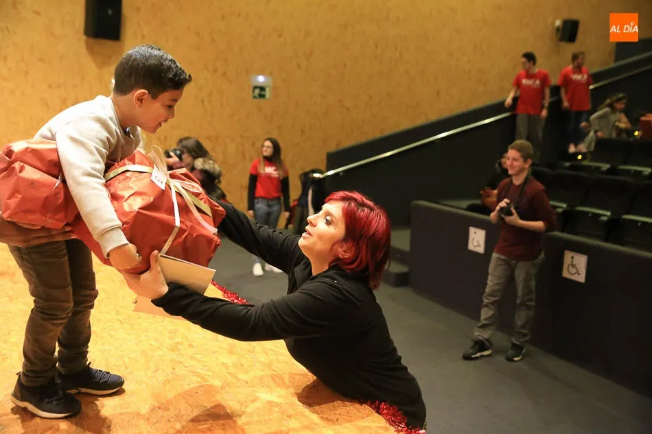 Foto 6 - Los Reyes Magos entregan regalos y juguetes a los ni&ntilde;os de YMCA