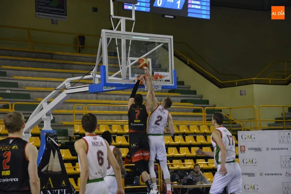 Foto 11 - El CB Tormes sufre un serio correctivo en casa ante el Grupo Eleyco Baskonia (55-71)