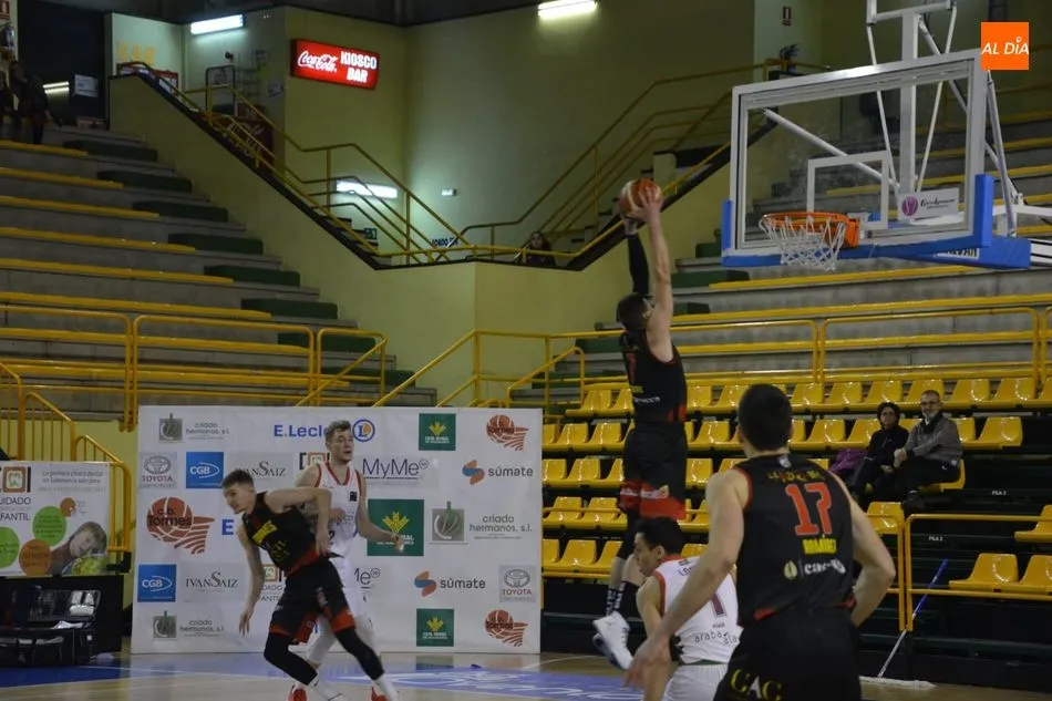 Foto 10 - El CB Tormes sufre un serio correctivo en casa ante el Grupo Eleyco Baskonia (55-71)