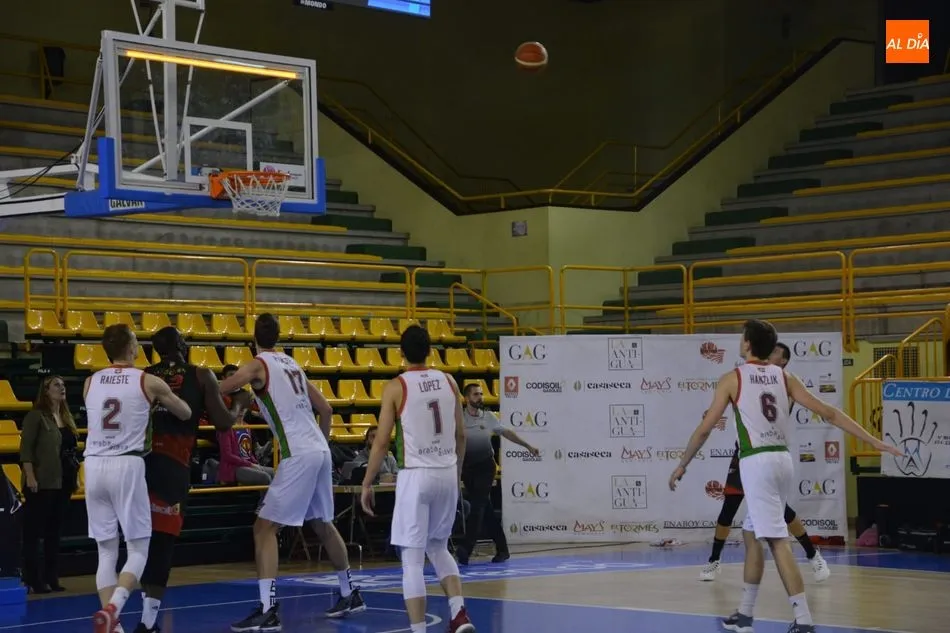 Foto 7 - El CB Tormes sufre un serio correctivo en casa ante el Grupo Eleyco Baskonia (55-71)
