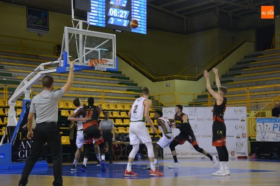 Foto 5 - El CB Tormes sufre un serio correctivo en casa ante el Grupo Eleyco Baskonia (55-71)