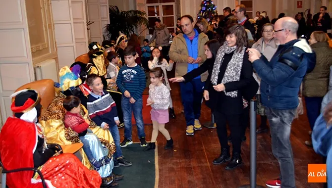 Niños y familias se daban cita en el Centro Social para participar en la recepción de los Reyes Magos