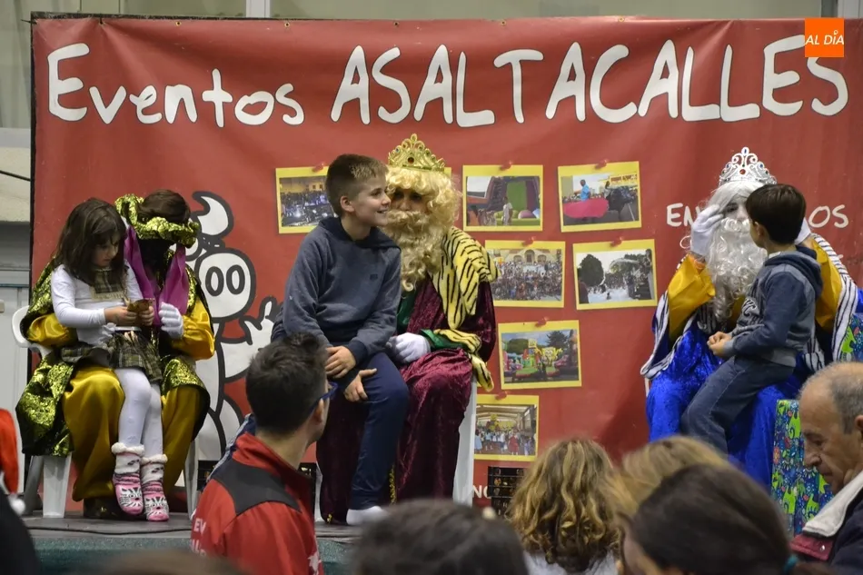 Multitudinaria bienvenida a los Reyes Magos en Navilandia  