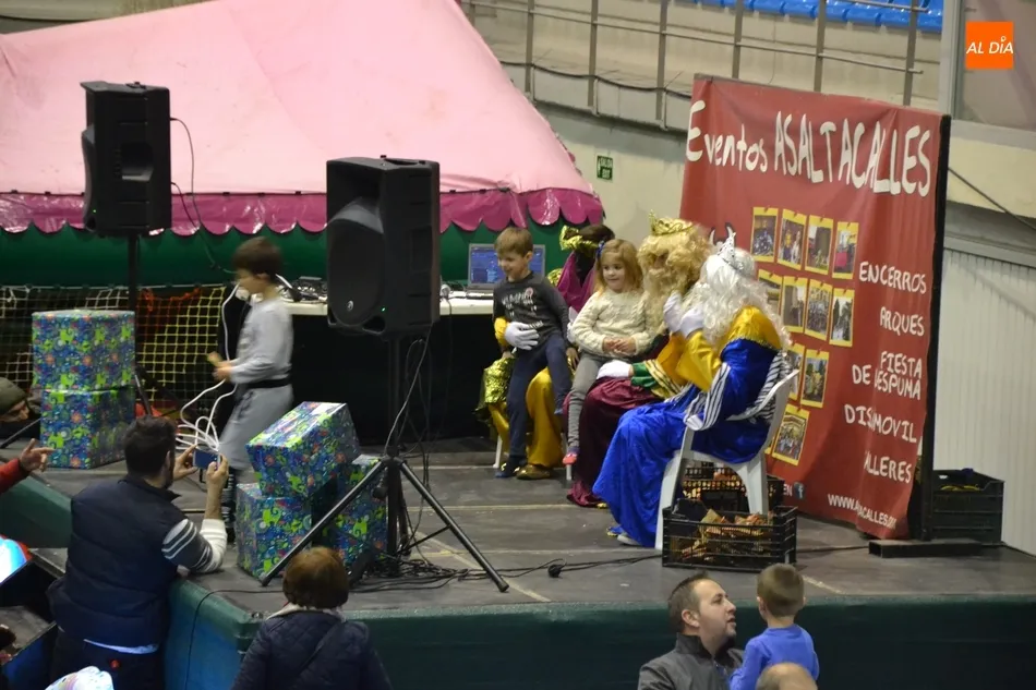 Foto 5 - Multitudinaria bienvenida a los Reyes Magos en Navilandia  