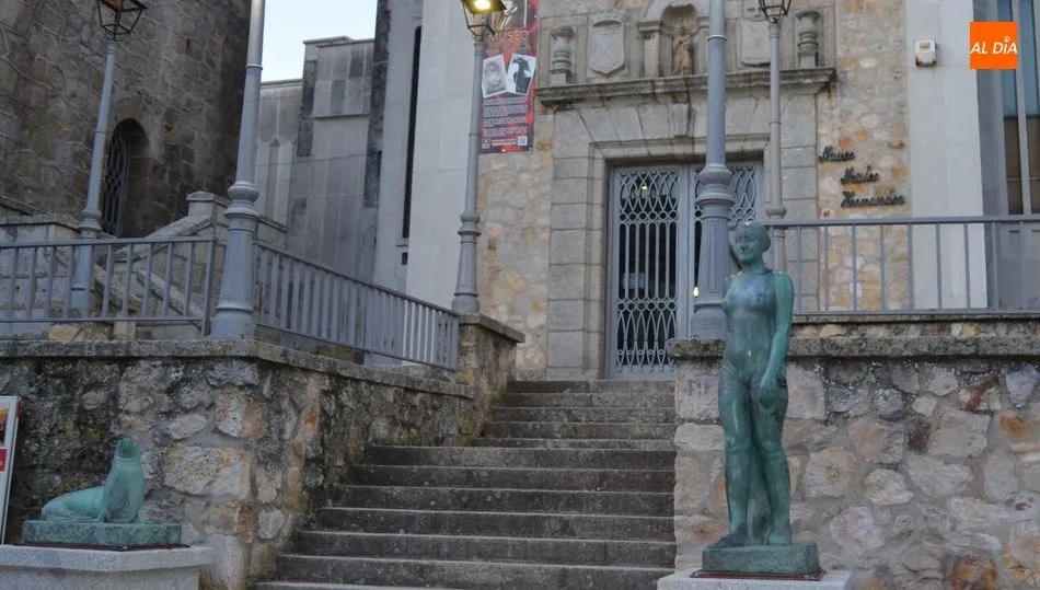 Entrada principal al museo Mateo Hernández con las reproducciones de la antigua fuente de La Corredera