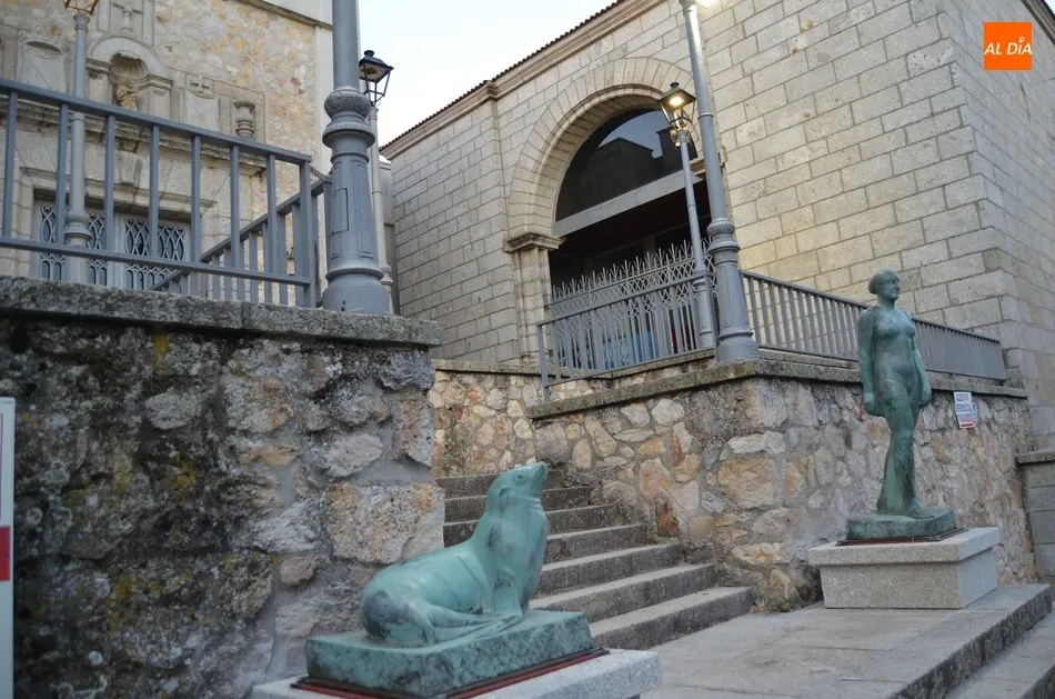 Foto 2 - El Museo Mateo Hern&aacute;ndez incorpora en su escalinata La Ba&ntilde;ista y la Otaria de la antigua fuente...