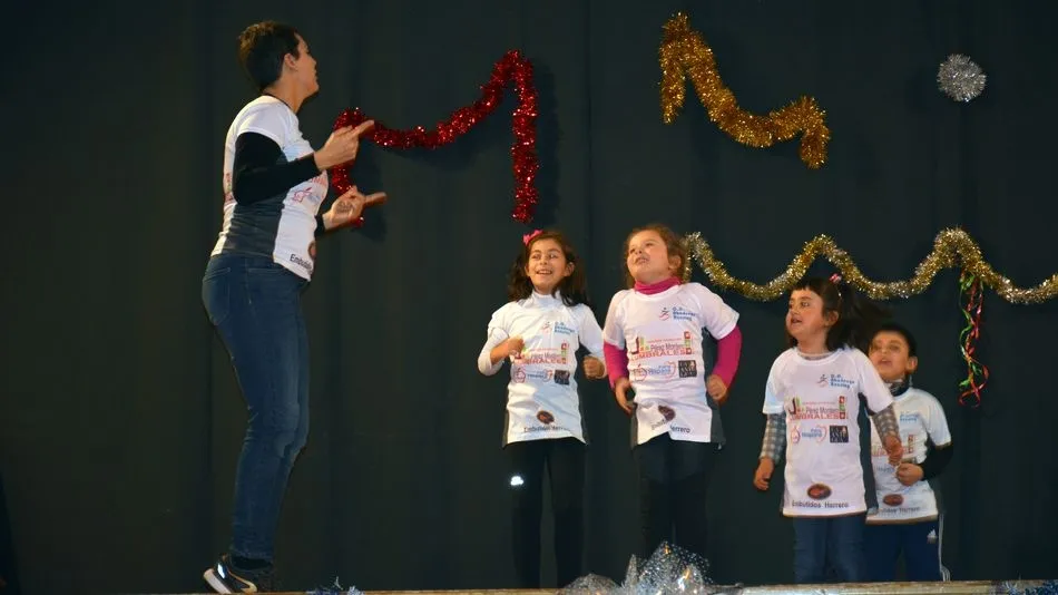 Foto 10 - M&uacute;sica, gimnasia y teatro en una gran velada solidaria de la asociaci&oacute;n de mujeres Villa de...