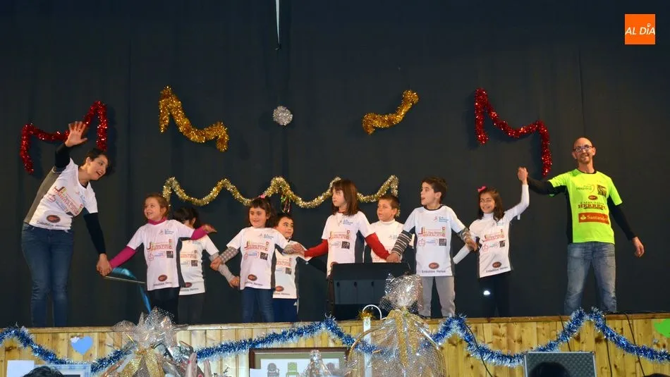 Foto 7 - M&uacute;sica, gimnasia y teatro en una gran velada solidaria de la asociaci&oacute;n de mujeres Villa de...