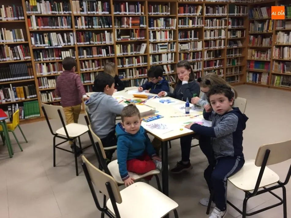 Foto 5 - Los m&aacute;s peque&ntilde;os de Villarino viven la Navidad con cuentacuentos y manualidades  