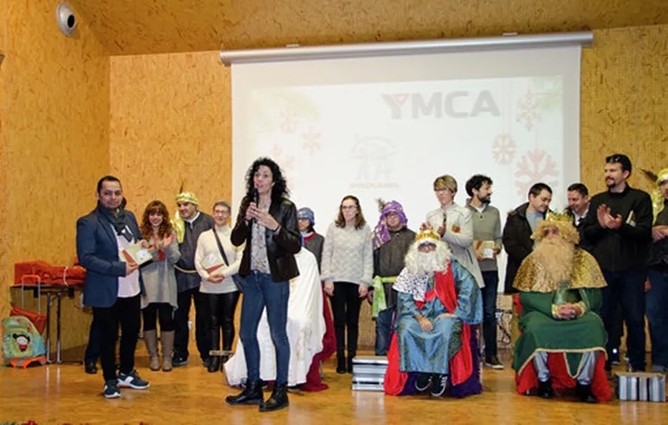 Foto 3 - Los Reyes Magos entregan regalos y juguetes a los ni&ntilde;os de YMCA