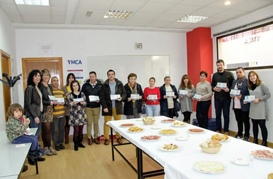 Foto 2 - Los Reyes Magos entregan regalos y juguetes a los ni&ntilde;os de YMCA