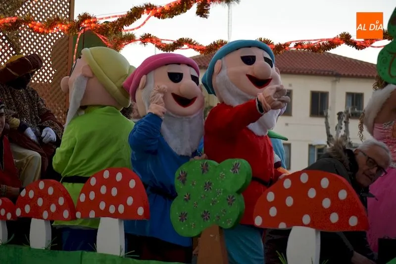 Foto 10 - Los Reyes Magos desatan la ilusi&oacute;n de los m&aacute;s peque&ntilde;os en su tradicional cabalgata
