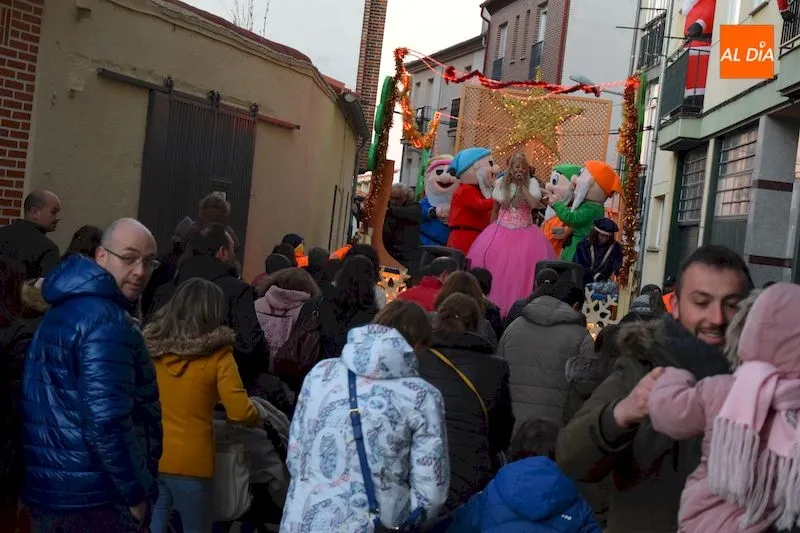 Los Reyes Magos desatan la ilusión de los más pequeños en su tradicional cabalgata