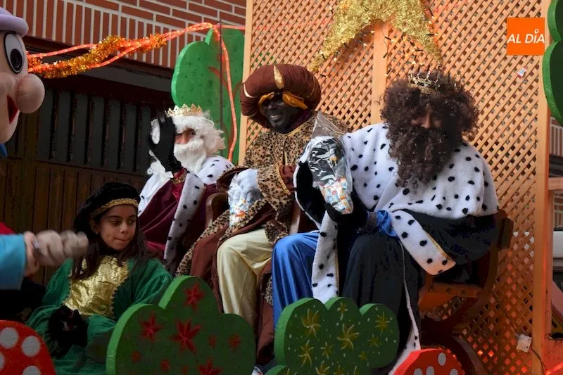 Foto 3 - Los Reyes Magos desatan la ilusi&oacute;n de los m&aacute;s peque&ntilde;os en su tradicional cabalgata