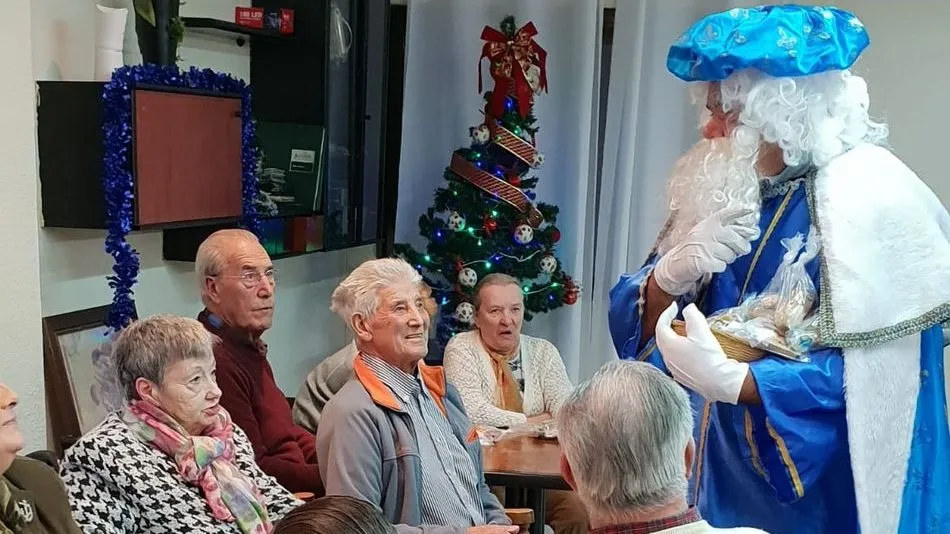 El Rey Melchor conversa con algunos de los residentes