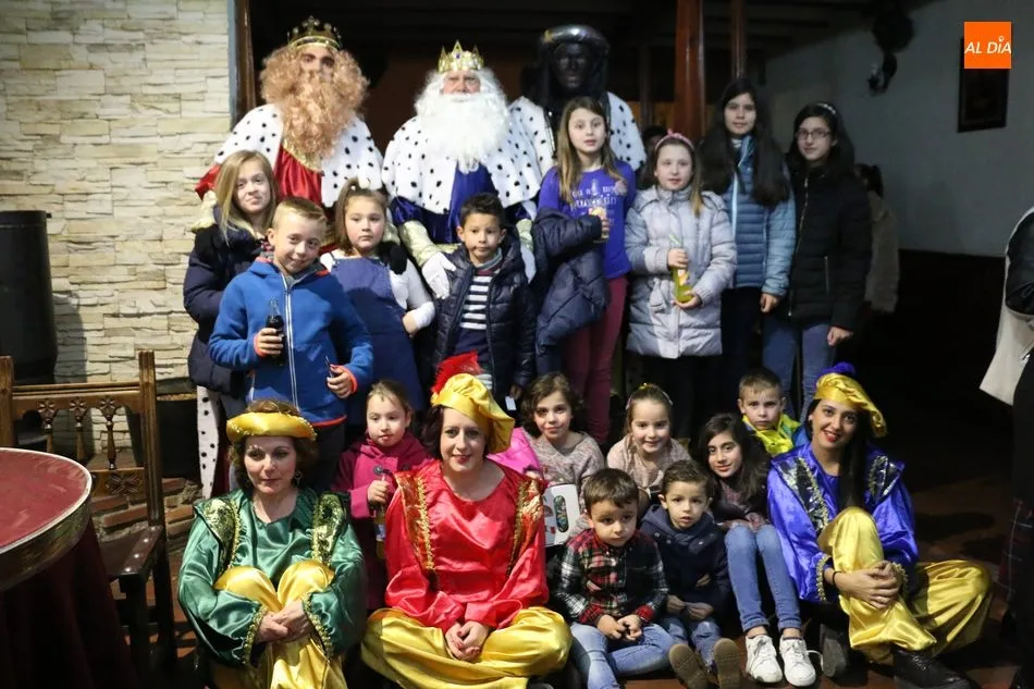 Los Reyes Magos llenan de ilusión las calles de Aldeadávila de la Ribera  