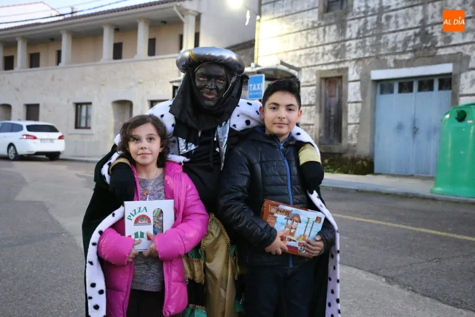 Foto 7 - Los Reyes Magos llenan de ilusi&oacute;n las calles de Aldead&aacute;vila de la Ribera  