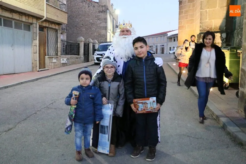 Foto 6 - Los Reyes Magos llenan de ilusi&oacute;n las calles de Aldead&aacute;vila de la Ribera  