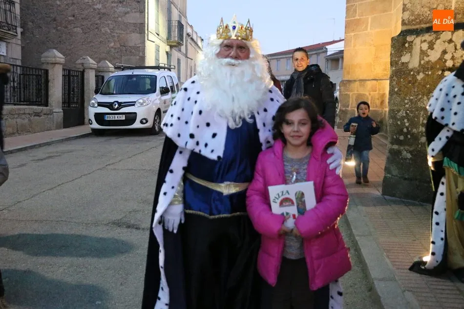 Foto 5 - Los Reyes Magos llenan de ilusi&oacute;n las calles de Aldead&aacute;vila de la Ribera  