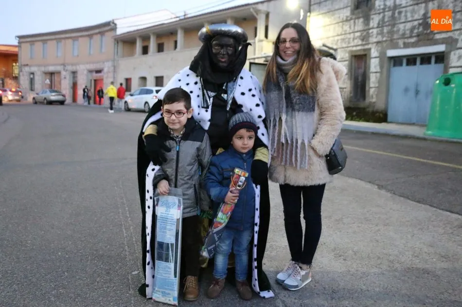 Foto 4 - Los Reyes Magos llenan de ilusi&oacute;n las calles de Aldead&aacute;vila de la Ribera  