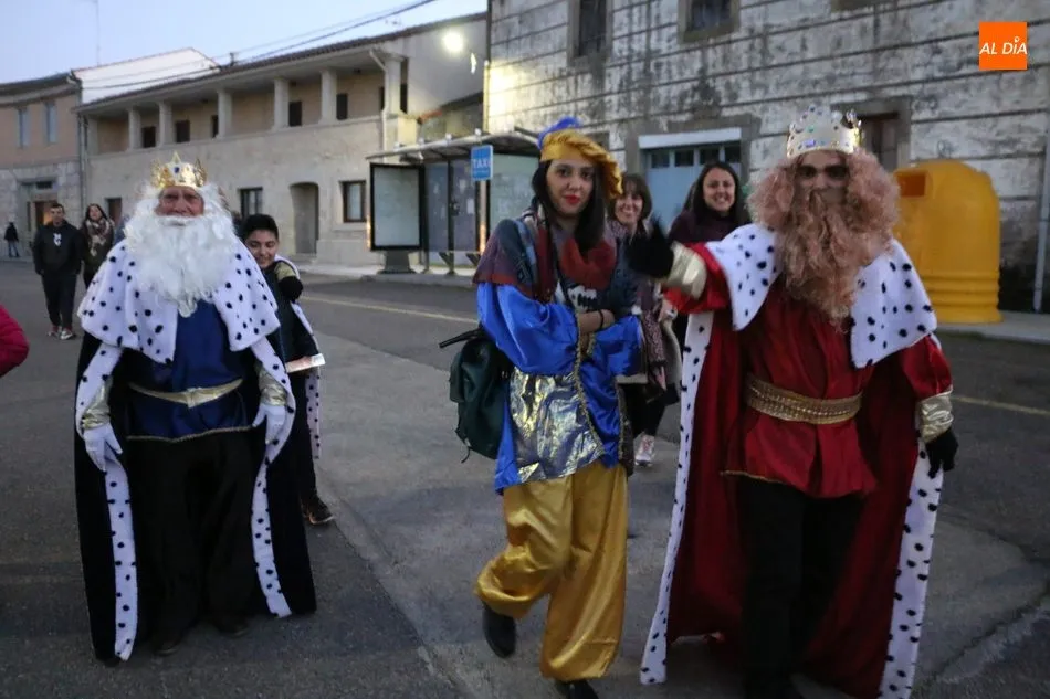 Foto 3 - Los Reyes Magos llenan de ilusi&oacute;n las calles de Aldead&aacute;vila de la Ribera  