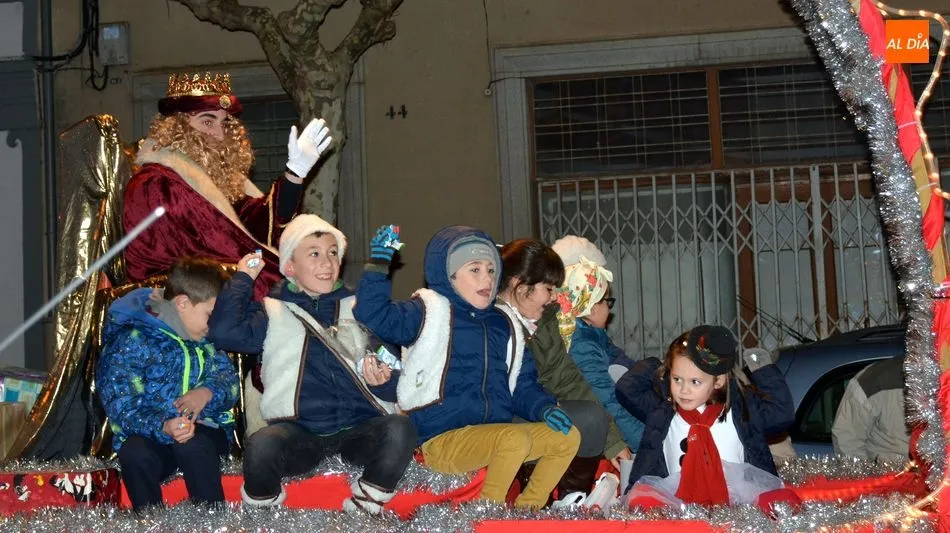 El rey Gaspar y sus pajes saludaron a los niños / E. Corredera