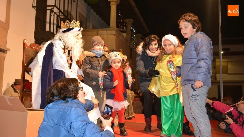Foto 11 - Los Reyes Magos llegaron a Lumbrales en tres carrozas y con la compa&ntilde;ia de peque&ntilde;os pajes