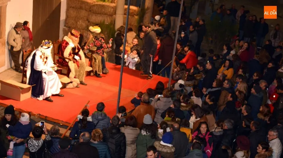 Foto 10 - Los Reyes Magos llegaron a Lumbrales en tres carrozas y con la compa&ntilde;ia de peque&ntilde;os pajes