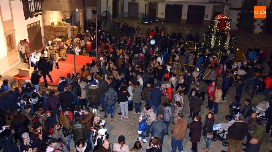 Foto 9 - Los Reyes Magos llegaron a Lumbrales en tres carrozas y con la compa&ntilde;ia de peque&ntilde;os pajes