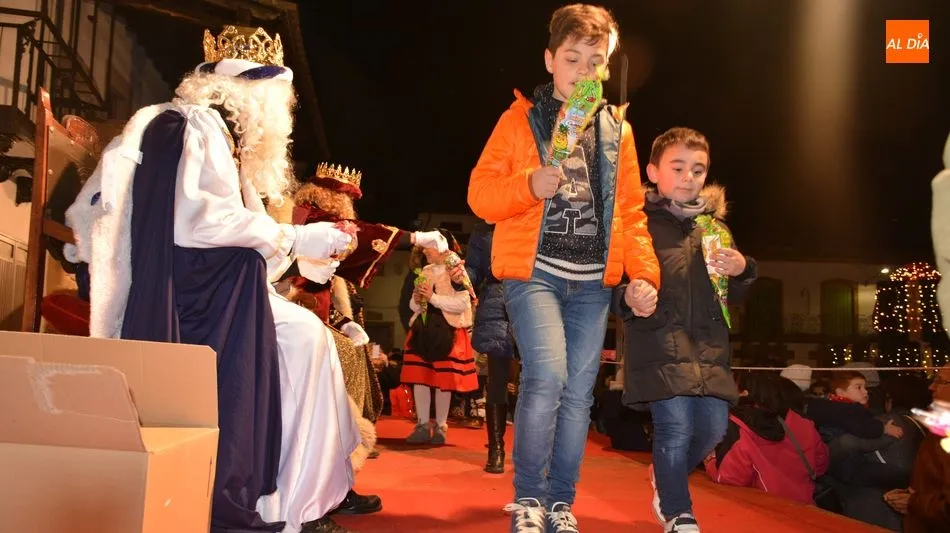 Foto 8 - Los Reyes Magos llegaron a Lumbrales en tres carrozas y con la compa&ntilde;ia de peque&ntilde;os pajes