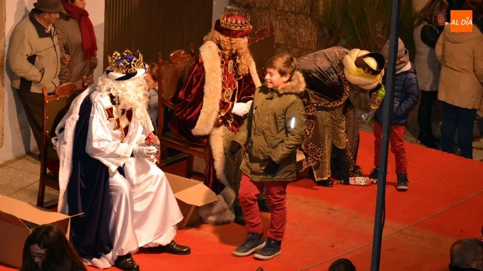 Foto 7 - Los Reyes Magos llegaron a Lumbrales en tres carrozas y con la compa&ntilde;ia de peque&ntilde;os pajes