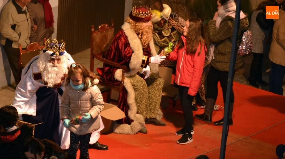 Foto 6 - Los Reyes Magos llegaron a Lumbrales en tres carrozas y con la compa&ntilde;ia de peque&ntilde;os pajes