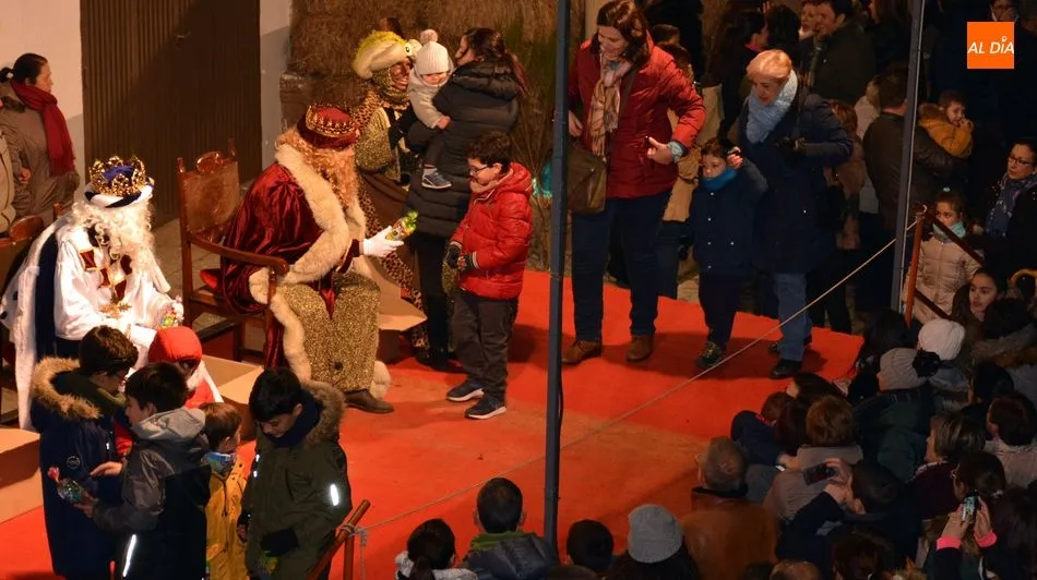 Foto 5 - Los Reyes Magos llegaron a Lumbrales en tres carrozas y con la compa&ntilde;ia de peque&ntilde;os pajes