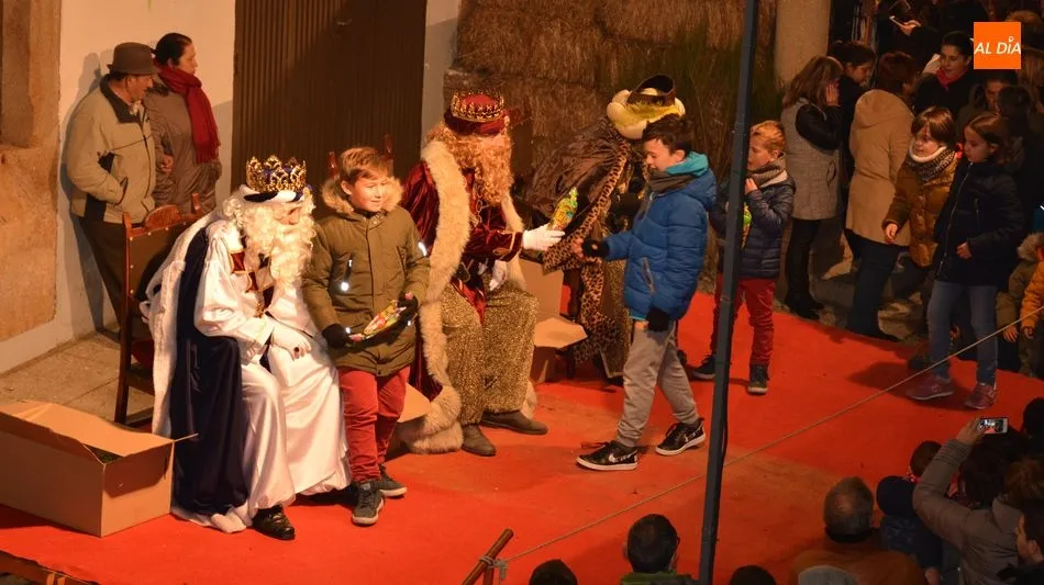 Foto 4 - Los Reyes Magos llegaron a Lumbrales en tres carrozas y con la compa&ntilde;ia de peque&ntilde;os pajes