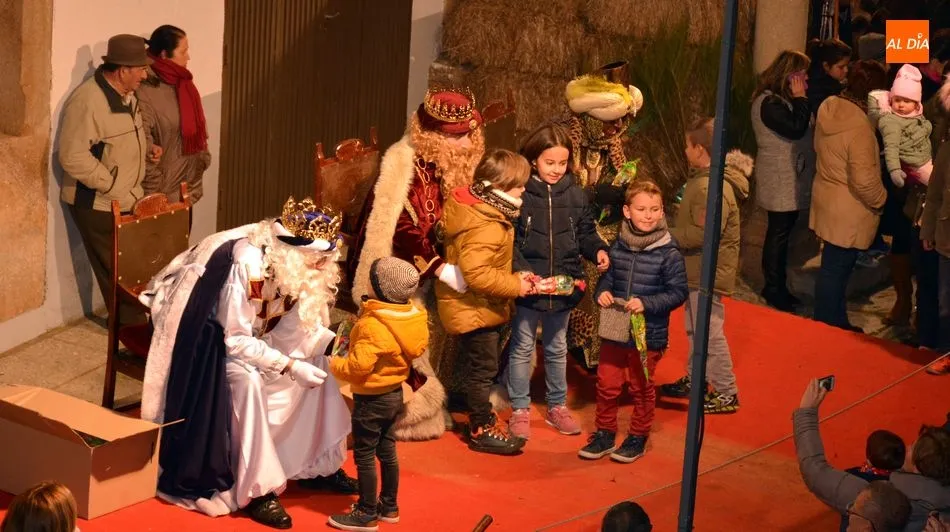 Foto 3 - Los Reyes Magos llegaron a Lumbrales en tres carrozas y con la compa&ntilde;ia de peque&ntilde;os pajes