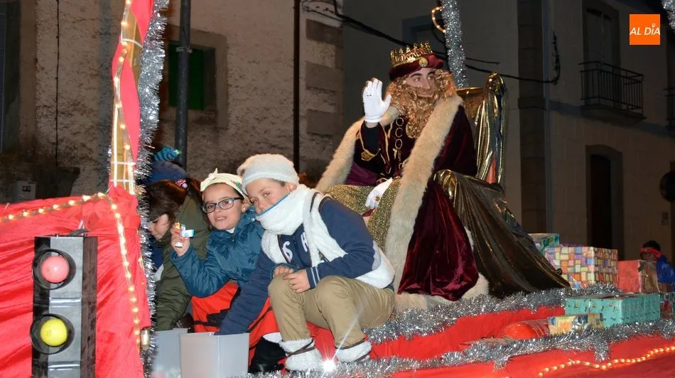 Foto 2 - Los Reyes Magos llegaron a Lumbrales en tres carrozas y con la compa&ntilde;ia de peque&ntilde;os pajes