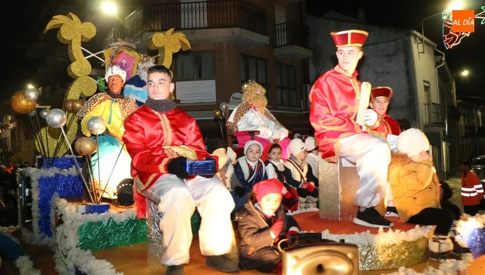 Los Reyes Magos llegaron a Vitigudino en una gran carroza  / CORRAL
