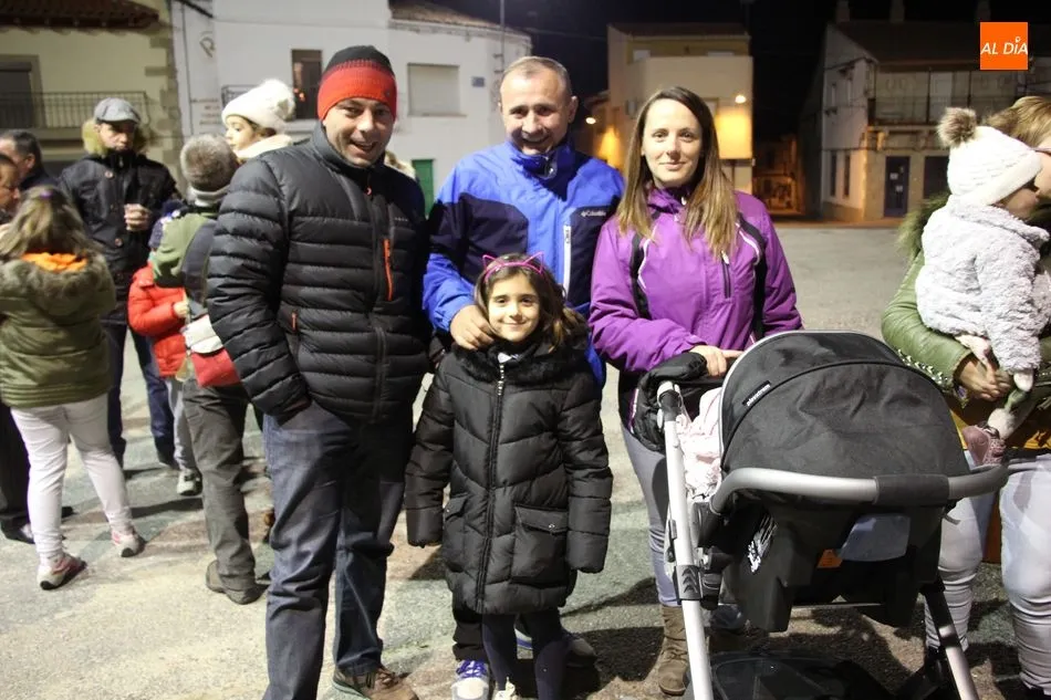 Foto 11 - Peque&ntilde;os y mayores reciben con ilusi&oacute;n a los Reyes Magos en Villarino  