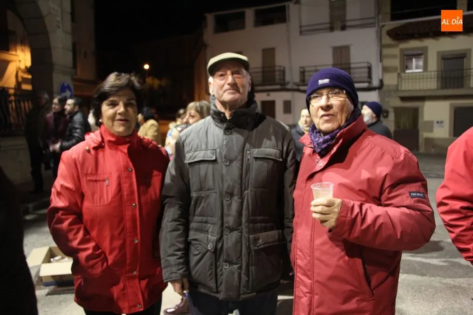 Foto 10 - Peque&ntilde;os y mayores reciben con ilusi&oacute;n a los Reyes Magos en Villarino  