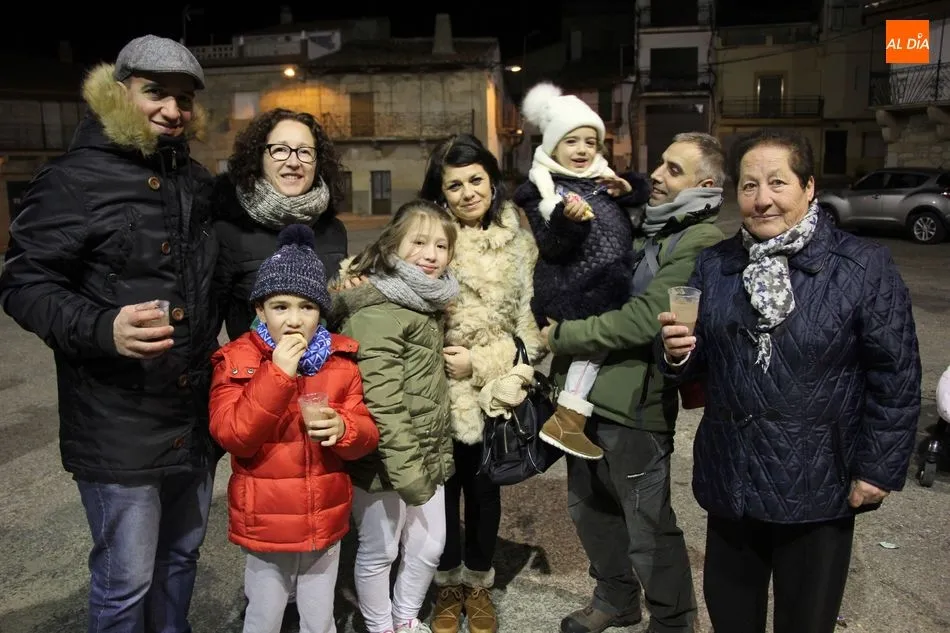 Foto 9 - Peque&ntilde;os y mayores reciben con ilusi&oacute;n a los Reyes Magos en Villarino  